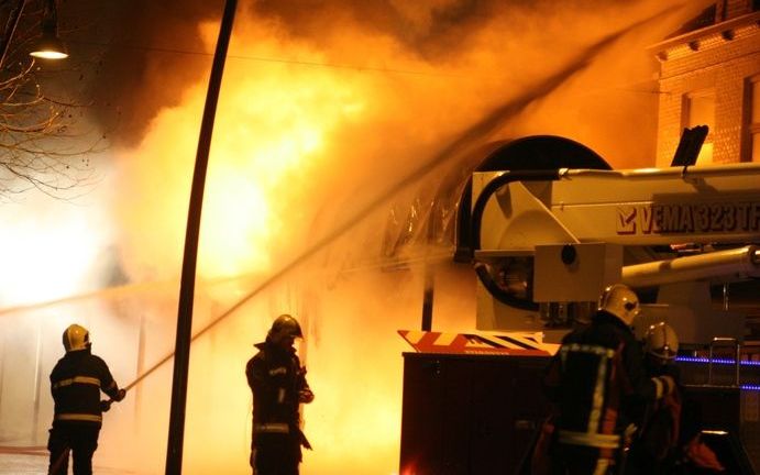 VEENDAM – Een brandweerman van het korps Veendam is maandagochtend om het leven gekomen bij een grote brand in een vestiging van winkelketen Scheer en Foppen in Veendam. Dat heeft de brandweer gemeld. Foto ANP