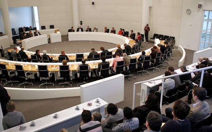 De raadzaal van de gemeente Den Haag dinsdag tijdens de installatie van de nieuwe gemeenteraad. In bijna alle Nederlandse gemeenten zijn momenteel de collegeonderhandelingen in volle gang. Noord-Beveland was zaterdag de eerste gemeente waar een coalitie g