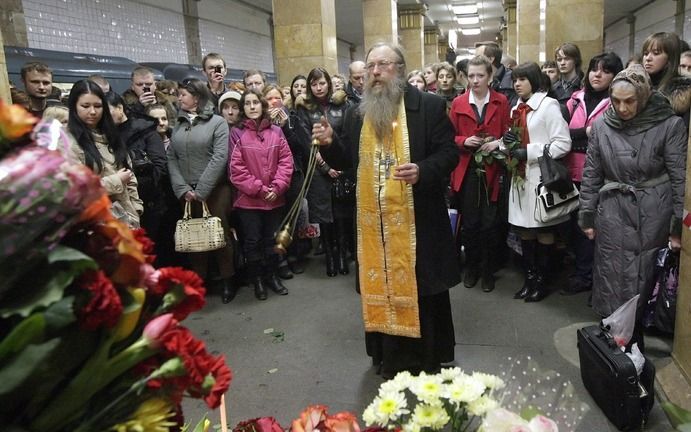 Een Russisch-orthodoxe geestelijke bij een herdenkingsdienst voor de slachtoffers, een dag na de aanslagen in de metro van Moskou. Volgens de Russische president Medvedev zijn de daders „beesten.”&#8194;beeld EPA