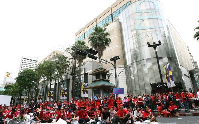 BANGKOK – Meer dan dertig mensen zijn zaterdag gewond geraakt bij gevechten tussen aanhangers van de oppositie en de veiligheidsdiensten in de Thaise hoofdstad Bangkok. Foto EPA