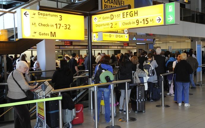 SCHIPHOL – Schiphol houdt er rekening mee dat een groot aantal reizigers de nacht op de luchthaven zal moeten doorbrengen. Foto ANP