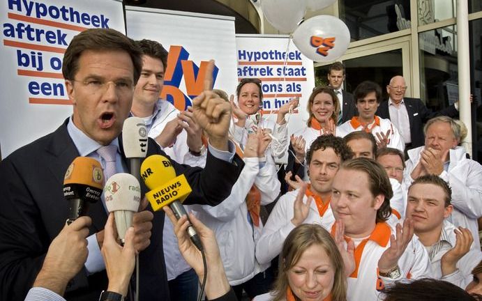 DEN BOSCH - VVD-lijsttrekker Rutte verricht dinsdag op de Grote Markt in Den Bosch de aftrap voor de verkiezingscampagne van de liberalen. Foto ANP