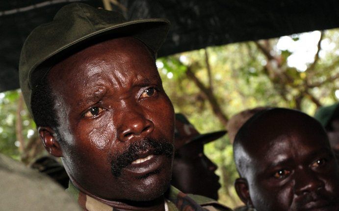 KAMPALA – De al twintig jaar durende oorlog in Noord-Uganda loopt ten einde. Als de ceremonie niet opnieuw wordt uitgesteld, zal rebellenleider Joseph Kony (l.) donderdag een vredesverdrag tekenen. Foto: EPA