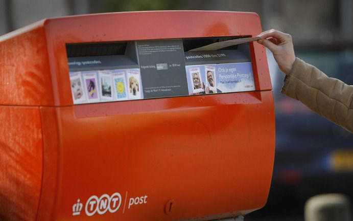 Postbodes in Amsterdam leggen het werk vrijdag neer. De bonden eisen loonsverhoging. Foto ANP