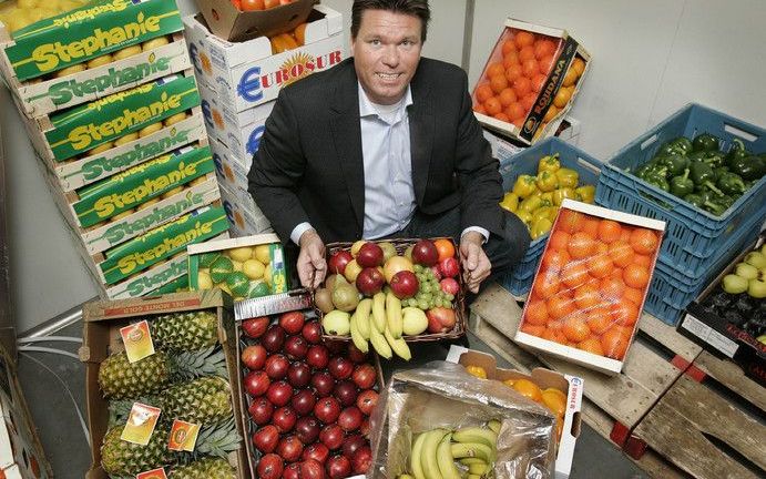 NOORDWIJK – Hans Wijnands levert manden met fruit aan bedrijven. Hij garandeert een landelijke dekking. Drie eigen busjes bestrijken de Randstad, voor de rest van het land doet hij een beroep op externe bezorgers. „Op dit moment is het bezorgen nog vrij k