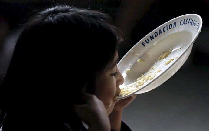 GUATEMALA STAD – Kinderen vormen een bijzonder kwetsbare groep bij stijging van de voedselprijzen. Gevaar is bijvoorbeeld dat ze van school worden gehaald om hun bijdrage te leveren aan het onderhoud van het gezin. Foto EPA