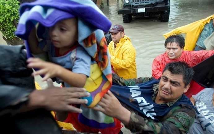 MATAMOROS - Mariniers evacueren een familie in de Mexicaanse stad Matamoros. Foto EPA