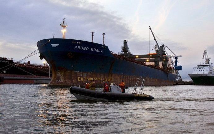 Een rechtbank in Ivoorkust heeft woensdag twee mensen celstraffen van vijf en twintig jaar opgelegd, voor hun rol bij het dumpen van 500 ton chemisch afval rond de havenstad Abidjan in 2006. Daardoor kwamen zeventien mensen om het leven en werden tienduiz