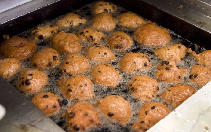 Mannen moeten voortaan maar de oliebollen gaan bakken. Dat vinden de organisatoren van de Nationale Wetenschapsquiz. Mannen weten namelijk beter dan vrouwen dat oliebollen komen bovendrijven door uitzetting van gas in de oliebollen.