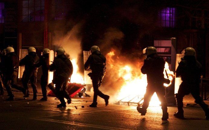 ATHENE - De Griekse politie gebruikt traangas om de jongeren uit elkaar te drijven. Foto EPA