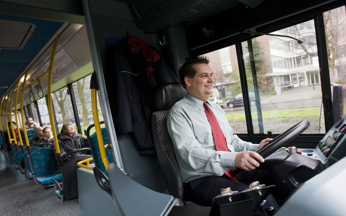 DEN HAAG - Buschauffeur Ricardo aan het werk op lijn 23. Foto ANP