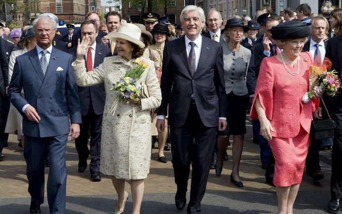 De Zweedse koning Carl Gustaf en koningin Silvia hebben donderdagmiddag met een afscheidsceremonieel op Groningen Airport hun driedaagse staatsbezoek aan Nederland afgesloten. Foto ANP