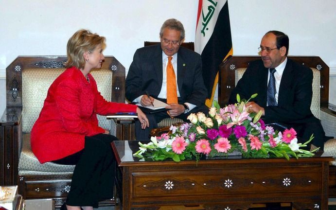 BAGDAD – De Verenigde Staten zullen Irak blijven steunen, ook na de terugtrekking van alle Amerikaanse gevechtseenheden eind 2011. Dat zei de Amerikaanse minister van Buitenlandse Zaken Hillary Clinton zaterdag tijdens een bezoek aan het Arabische land. F