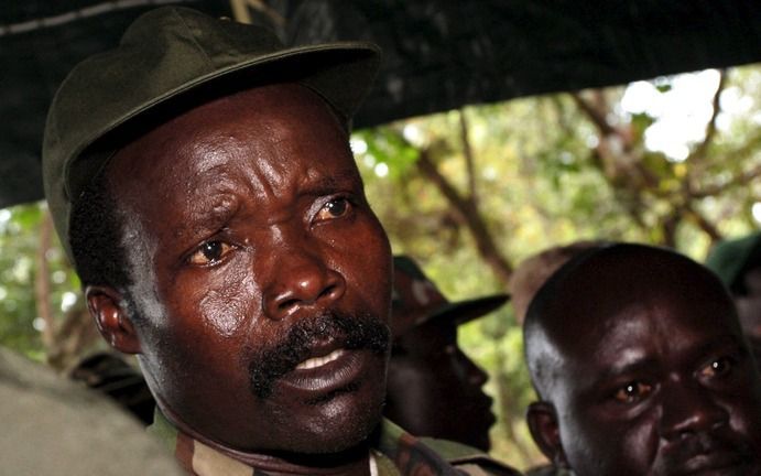 KAMPALA – Een coalitie van mensenrechtenorganisaties, waaronder het Rode Kruis en Human Rights Watch, schaart zich achter een Amerikaans plan om de Afrikaanse rebellenleider Joseph Kony (foto) uit te schakelen. Foto: EPA