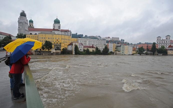 WENEN – Na meer dan 48 uur regen dreigen grote overstromingen in Oostenrijk. Vooral aan de noordelijke voet van de Alpen in de deelstaten Oberösterreich en Niederösterreich hoost het. Foto EPA