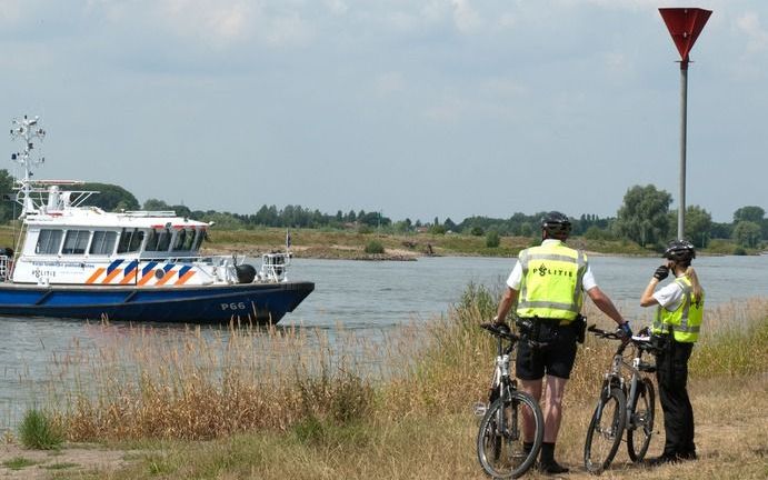 Zoekactie naar de brugspringer op de IJssel. Foto ANP