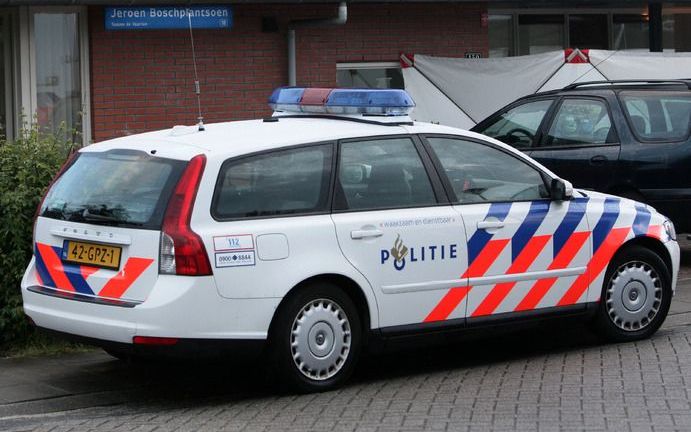 ENSCHEDE – Tijdens een wilde achtervolging van drie overvallers heeft de politie zondagavond schoten gelost. De achtervolging vond plaats nadat een autobedrijf in Oldenzaal was overvallen. Daarbij raakte een 49-jarige eigenaar gewond. De daders gingen er 