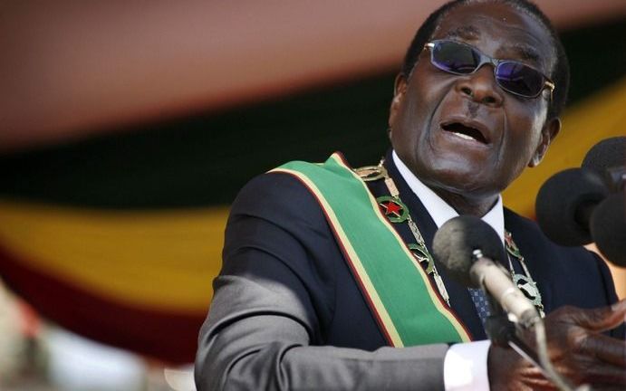 HARARE – De dictatoriale Zimbabwaanse president Robert Mugabe heeft zich vrijdag weer eens van zijn minst diplomatieke kant laten zien. De hoogbejaarde politicus uitte felle kritiek op de sancties van westerse landen tegen hem, aan de vooravond van een be