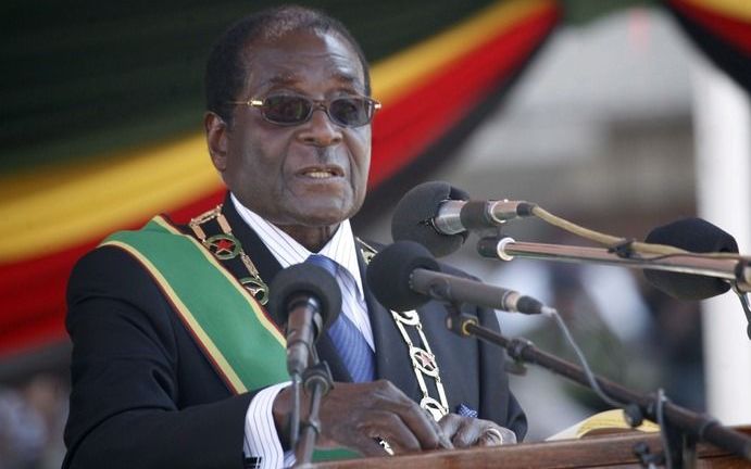 HARARE - De Zimbabwaanse president Robert Mugabe en een delegatie van de Europese Unie zijn zaterdag met elkaar in overleg gegaan in de Zimbabwaanse hoofdstad Harare. Foto EPA