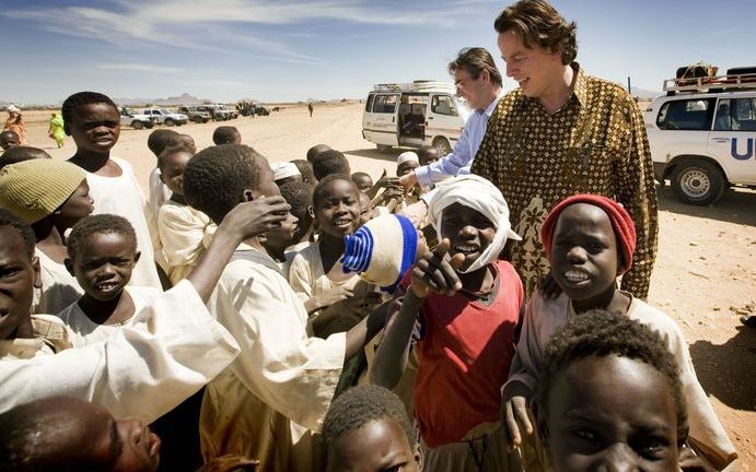 „Het schijnbare evenwicht tussen voor- en tegenstanders van ontwikkelingssamenwerking houdt de perverse mythe in stand dat hulp dé oplossing biedt voor de ontwikkelingsproblemen.” Foto: minister Koenders (Ontwikkelingssamenwerking) en minister Verhagen (B