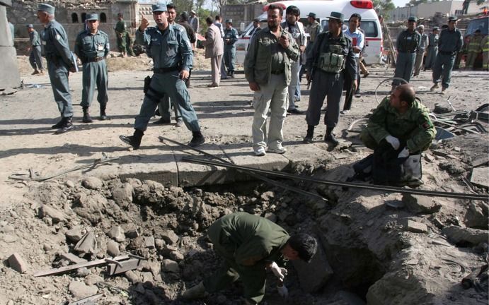 KABUL – Een zware bomontploffing bij de Indiase ambassade donderdag in de Afghaanse hoofdstad Kabul heeft zeker twaalf levens geëist. De slachtoffers zijn zowel agenten als burgers. Zeker 83 mensen raakten gewond in de zwaarbeveiligde diplomatieke buurt, 