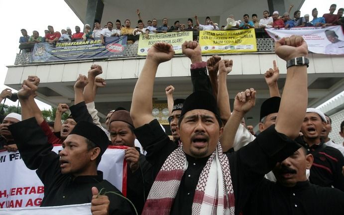 KUALA LUMPUR - Moslims protesteerden op 8 januari in Kuala Lumpur tegen de gerechtelijke uitspraak dat ook christenen de naam Allah voor God mogen gebruiken. Foto EPA