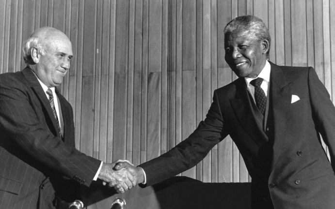 De Zuid-Afrikaanse president F. W. de Klerk schudt in april 1990 Nelson Mandela de hand. Foto EPA