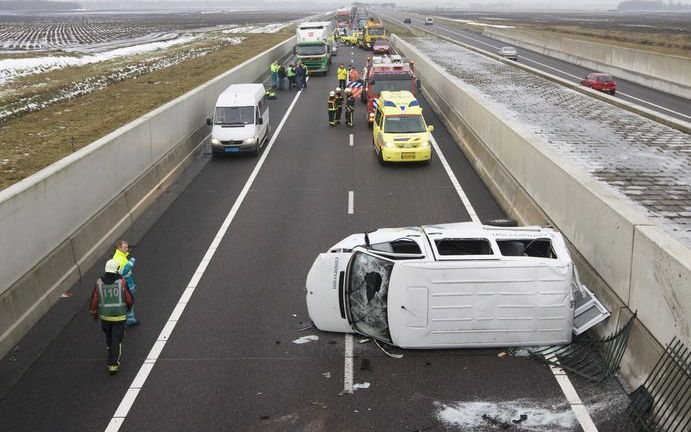 Reddingsdiensten zijn vrijdag bezig met de berging van een schoolbusje dat in de ochtend op de kruising van de A37 met de Ericastraat in Erica (Drenthe) van de weg is geraakt.