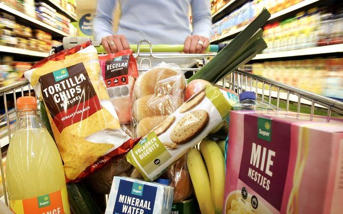 Na de aangekondigde prijsstijging van alle producten in de schappen van Albert Heijn met 1 procent is de politieke en maatschappelijke discussie over de verpakkingsbelasting losgebarsten. Foto ANP