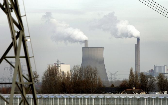 In de Amercentrale in Geertruidenberg is dinsdagmiddag een 28-jarige man uit Keulen van een steiger gevallen. Hij is met onbekend letsel naar een ziekenhuis in Breda gebracht. Dat maakte de politie bekend. Foto ANP