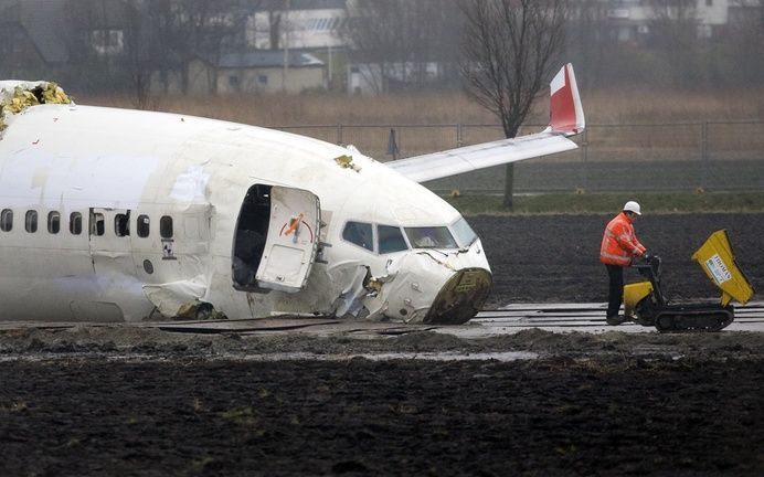 HAARLEMMERMEER - Rond het wrak van Turkish Airlines in de Haarlemmermeer wordt dinsdag een platform gemaakt van stalen platen. Daarop komt met andere werktuigen ook de hijskraan te staan die het vliegtuig moet optillen. Het echte werk begint waarschijnlij