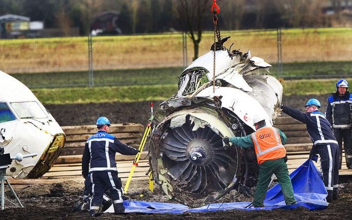 SCHIPHOL – Het staartstuk en een aantal kleinere delen van de gecrashte toestel van Turkish Airlines zijn zaterdag op diepladers getakeld. Daarmee is de berging voltooid. Dat meldde een woordvoerster van bergingsbedrijf Koninklijke Saan. Foto ANP