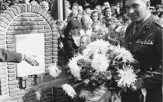 DRIEL. De Poolse ex-generaal-majoor Sosabowski legde in 1949 een krans bij een monument ter herdenking van Market Garden. beeld Stichting Driel-Polen