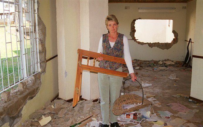 Judith Swan in haar verwoeste huis in het Mhanguradistrict in Zimbabwe, in 2001. Foto EPA