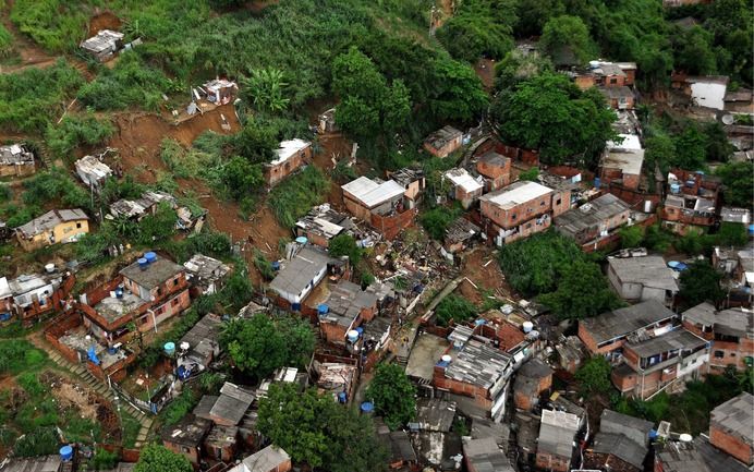 Het leven in de sloppenwijken van Rio de Janeiro is zwaar. Niet alleen onveiligheid speelt een rol, ook zorgen extreme weersomstandigheden regelmatig voor grote problemen. Foto EPA.