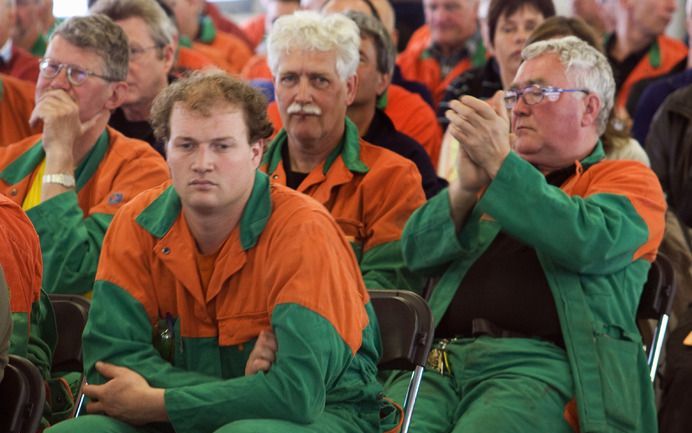 IJMUIDEN - Staalbedrijf Corus heeft met vakbonden een principeakkoord gesloten over een nieuwe cao voor circa 10.000 werknemers van de Sociale Eenheid IJmuiden. Het gaat om kantoor- en productiepersoneel, meldde Corus in de nacht van dinsdag op woensdag. 