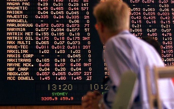 Een beurshandelaar bekijkt de aandelenkoersen op de beurs van Sydney. Woensdag was er een herstel op de Australische beurs. Foto EPA