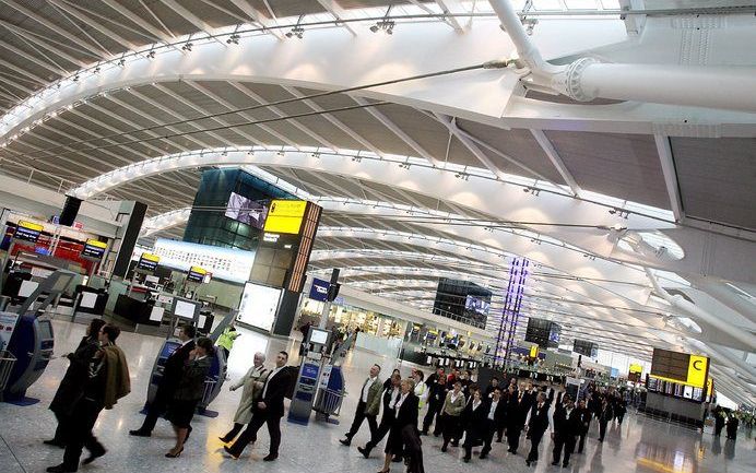 De Britse luchtvaartmaatschappij British Airways (BA) heeft donderdag talrijke vluchten moeten schrappen wegens bagage- en veiligheidsproblemen in een gloednieuwe terminal van de Londense luchthaven Heathrow. Foto EPA