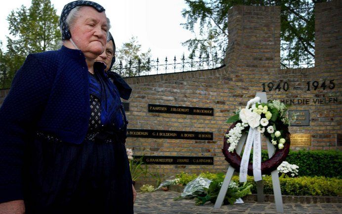 STAPHORST – Zeker dertien gemeenten in de Nederlandse Bijbelgordel, waaronder Staphorst, verschuiven de dodenherdenking naar zaterdag 3 mei. Fo to: de gevallenen van de Tweede Wereldoorlog worden herdacht bij het Staphorster monument. - Foto Dick Vos