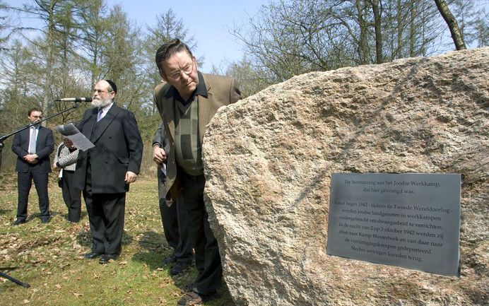 RUINEN – Roelof Wever uit Ruinen werpt een blik op het pas onthulde monument voor de Joodse dwangarbeiders in buurtschap Gijsselte. Wever, initiatiefnemer voor het monument, ging als tiener regelmatig op zoek naar brood en aardappelen voor de mannen. Foto