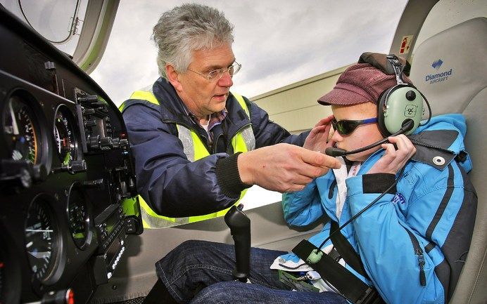 LELYSTAD - De 14 jarige Gabi wordt zaterdag voor vetrek met een vliegtuig geholpen met een headset tijdens de vliegdag op vliegveld Lelystad georganiseerd door Stichting Hoogvliegers voor circa 200 chronisch en terminaal zieke kinderen in de leeftijdscate