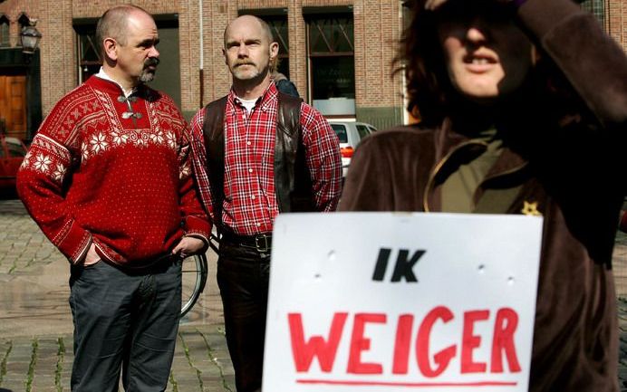 AMSTERDAM - Homo's hielden op 1 april bij het homomonument in Amsterdam een protest tegen ambtenaren die weigeren homohuwelijken af te sluiten. ANP PHOTO