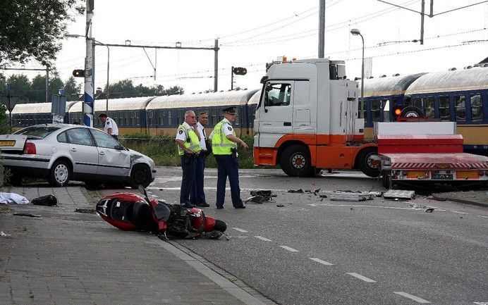 De betrokken vrachtauto, trein en scooter bij het ongeluk in Boxtel. Foto ANP