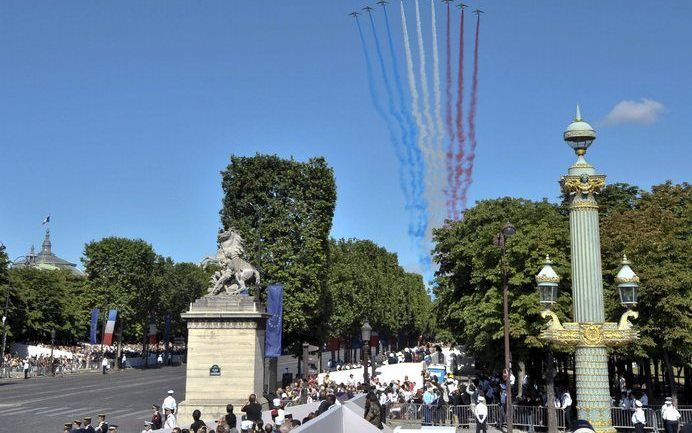 Gevechtsvliegtuigen nemen deel aan de militaire parade op de Champs-Elysees in Parijs. Foto's EPA