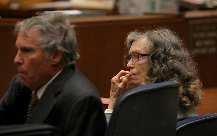 LOS ANGELES - Helen Golay in de rechtbank in Los Angeles. Een rechter besloot dat Golay en haar handlangster Olga Rutterschmidt niet voortijdig vrij mogen komen. Foto EPA