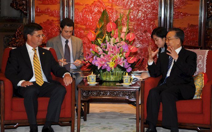 PEKING - Minister-president Balkenende heeft zondag tijdens een onderhoud met de Chinese premier Wen Jiabao zijn zorgen geuit over de mensenrechtensituatie in China. Foto: EPA