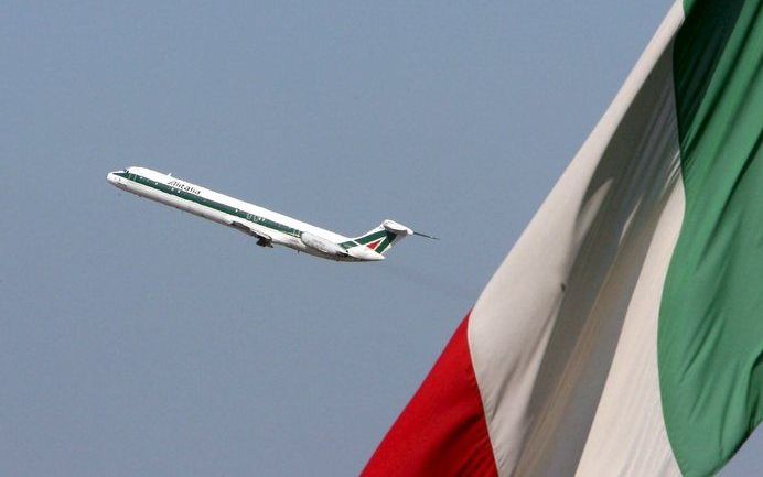 ROME - Een vliegtuig van Alitalia vertrekt van luchthaven Rome. De vertegenwoordigers van de piloten van Alitalia hebben zaterdagochtend ingestemd met het hernieuwde aanbod van een groep investeerders die de noodlijdende luchtvaartmaatschappij willen over