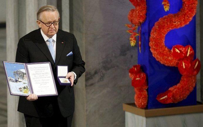 De Finse oud–president Martti Ahtisaari heeft woensdag in de Noorse hoofdstad Oslo de Nobelprijs voor de Vrede in ontvangst genomen. Foto EPA