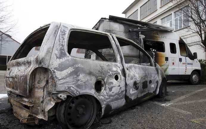 In Frankrijk zijn tijdens de jaarwisseling 1147 auto’s in brand gestoken, meer dan drie keer zoveel vergeleken met de 372 van vorig jaar. Foto EPA