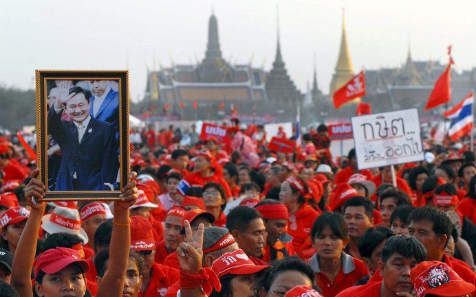 BANGKOK – Ongeveer dertigduizend aanhangers van de Thaise oud-premier Thaksin Shinawatra hebben zaterdag gedemonstreerd in de hoofdstad Bangkok. Zij eisen het vertrek van de huidige premier Abhisit Vejjajiva, die in hun ogen onrechtmatig aan de macht is g